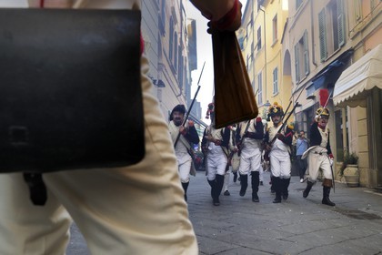 Italie, Ligurie, Sarzana, Napoleon Festival, combats de rue entre des soldat français de la Grande Armée et des soldats autrichiens dans la Via Mazzini rue principale de la vieille ville