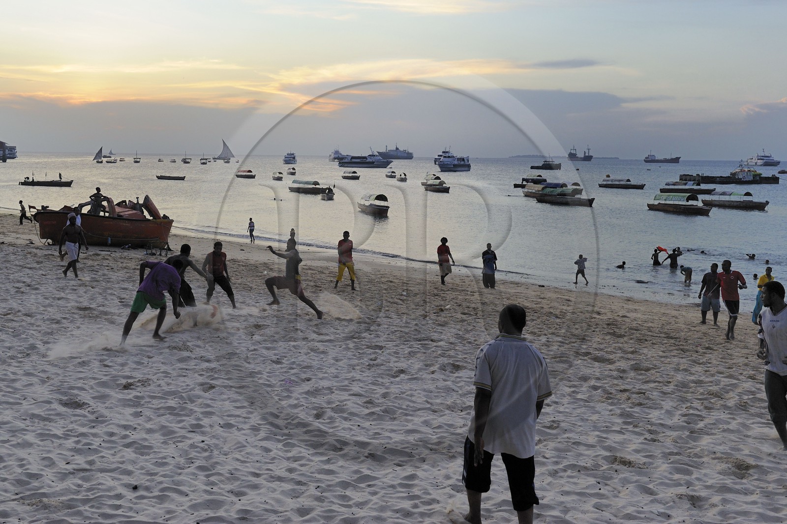 Tanzanie, archipel de Zanzibar, île de Unguja (Zanzibar), ville de Zanzibar, quartier Stone Town, classé Patrimoine Mondial de l' UNESCO, joueurs de fooball sur la plage