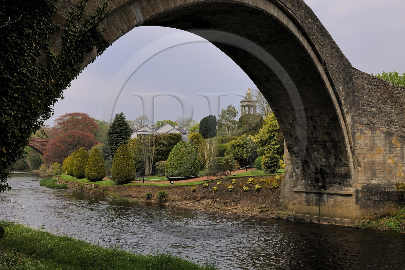 Royaume-Uni, Ecosse, Ayrshire, Ayr, Alloway village natal de Robert Burns, le vieux pont Brig O'Doon du 13è siècle évoqué dans son poème Tam O'Shanter
