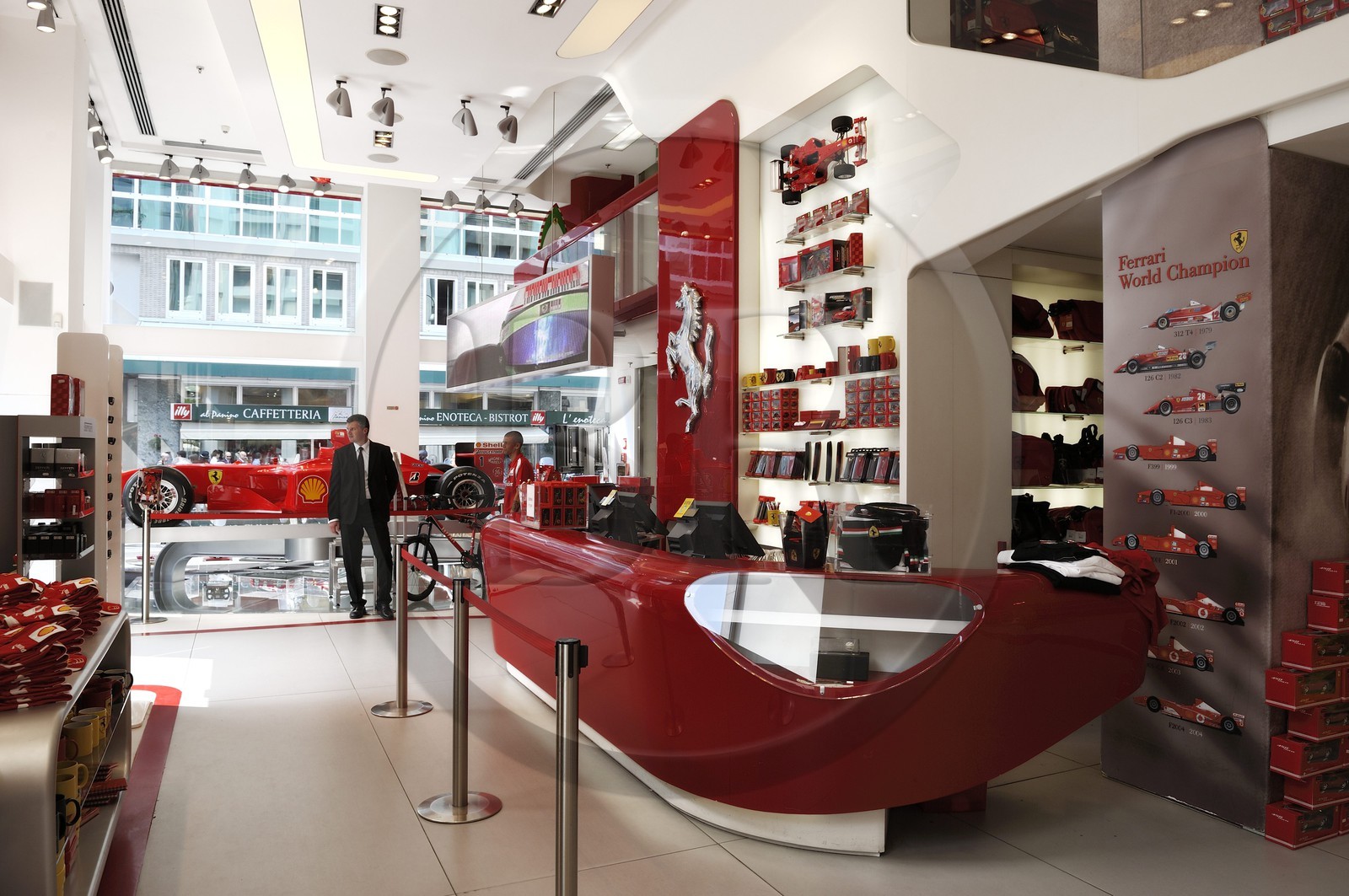Italie, Lombardie, Milan, le Ferrari Store Milano