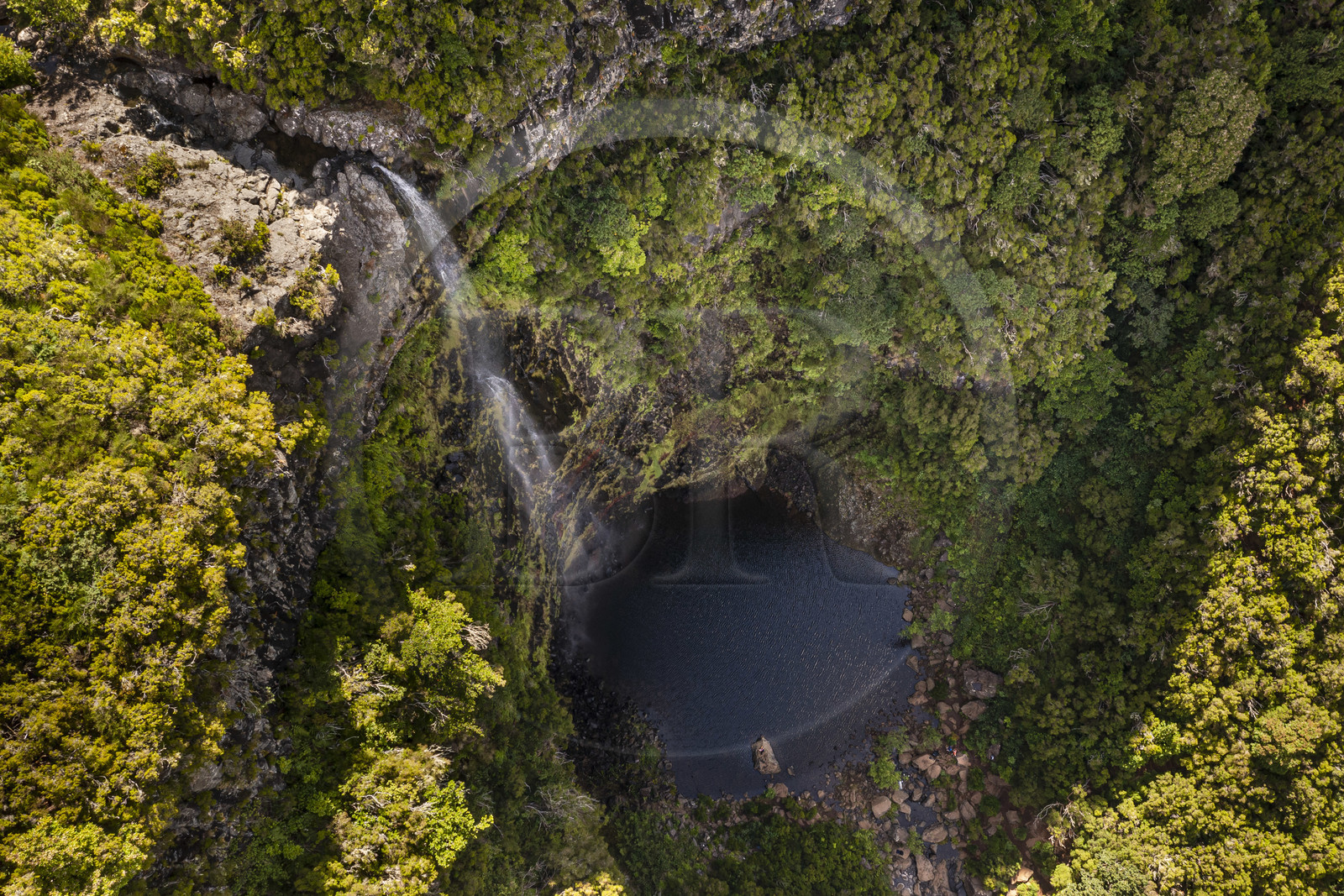 Portugal, Ile de Madère, randonnée dans La forêt de Rabaçal par la levada do Alecrim, cascade de Lagoa do Vento de 80 mètres de haut (vue aérienne)
