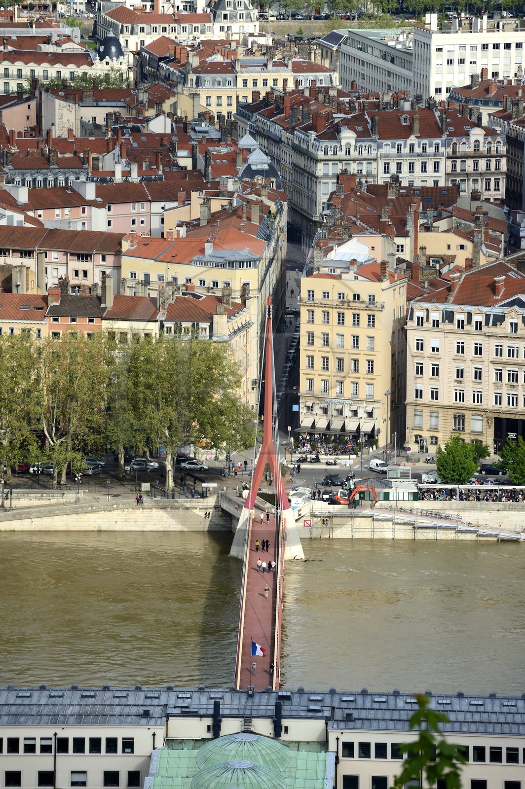 France, Rhône (69), Lyon, site historique classé Patrimoine Mondial de l'UNESCO, la passerelle du palais de justice sur la Saône et le quartier de la Presqu'Ile en arrière plan