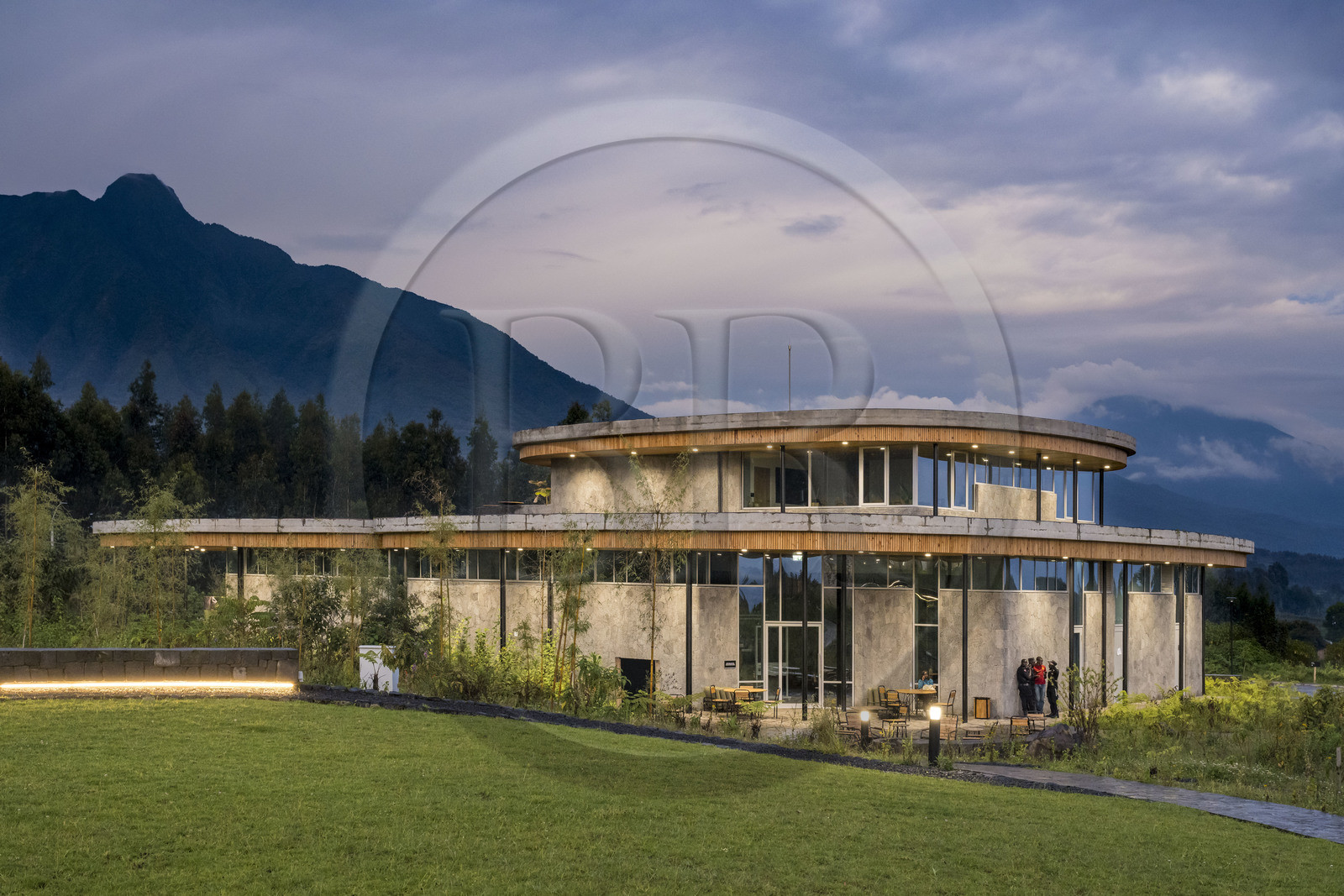 Rwanda, Province du Nord, District de Musanze (Ruhengeri), Kinigi, Campus Ellen DeGeneres du Dian Fossey Gorilla Fund par l'architecte MASS Design Group, le Cindy Broder Conservation Gallery avec une exposition éducative immersive, le Mont Sabyinyo et le Mont Muhavura (les deux à la frontière de l'Ouganda) en arrière plan