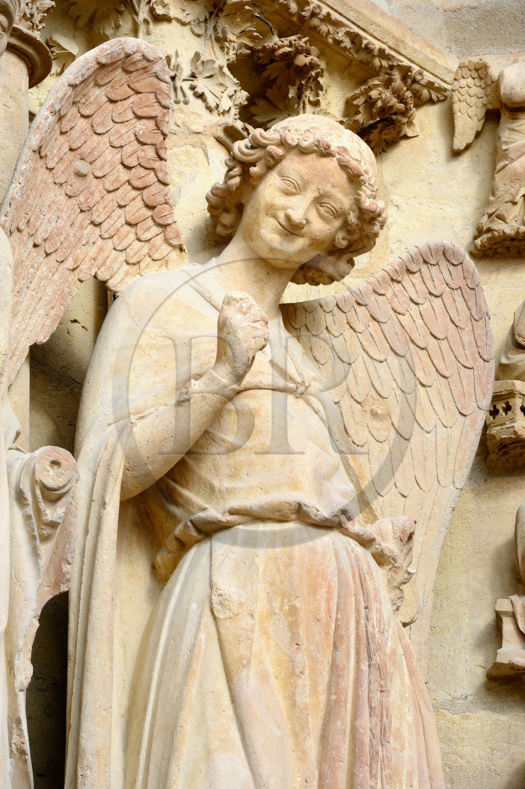 France, Marne (51), Reims, la cathédrale Notre-Dame de Reims, classée Patrimoine Mondial de l'UNESCO, détail d'une sculpture représentant L'ange au sourire sur la facade occidentale