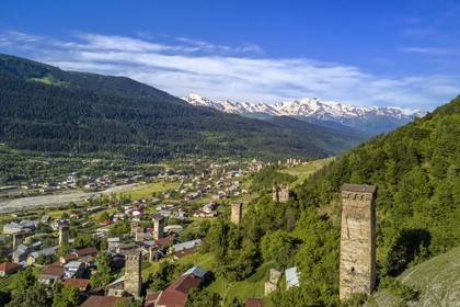 Géorgie, Haute Svanétie (Zemo Svaneti), Mestia, tours défensives Svanes dressées à coté des maisons (vue aérienne)