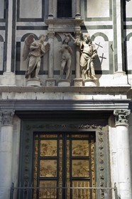 Italie, Toscane, Florence, centre historique classé Patrimoine Mondial de l'UNESCO, quartier du Duomo, baptistère de San Giovanni (baptistère Saint-Jean), Porta del Paradiso, Portes du Paradis, porte décorée de scène de la Bible sculptée par Ghiberti