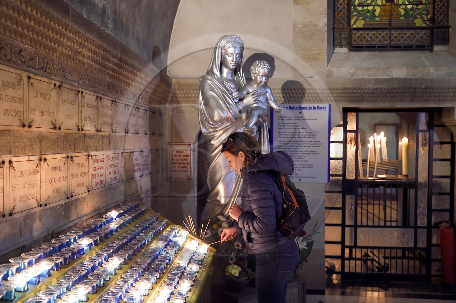 France, Bouches-du-Rhône (13), Marseille, basilique Notre-Dame de la Garde, les fidèles brulent des cierges et des bougies à l'entrée de la crypte