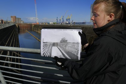 Royaume-Uni, Irlande du Nord, Belfast, Queen's Island, Thompson Dry Dock, la cale sèche de lancement du Titanic et de l'Olympic, une guide nous présentant le Titanic sur place en 1912