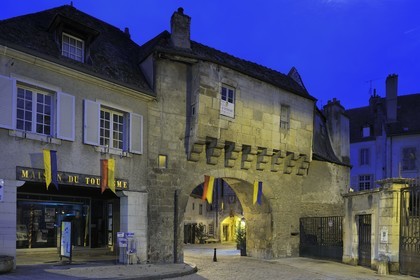 France, Côte d'Or (21), Semur-en-Auxois, la barbacane en avant de la porte Sauvigny