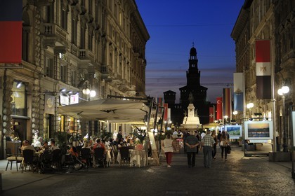 Italie, Lombardie, Milan, la via Dante qui mène au Castello Sforzesco (château des Sforza)