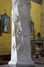 France, Seine-Maritime (76), Côte d'Albatre, Pays de Caux, Veules-les-Roses, labellisé Les Plus Beaux Villages de France, église Saint-Martin, pilier en spirale en grès sculpté avec fleurs et coquilles Saint-Jacques