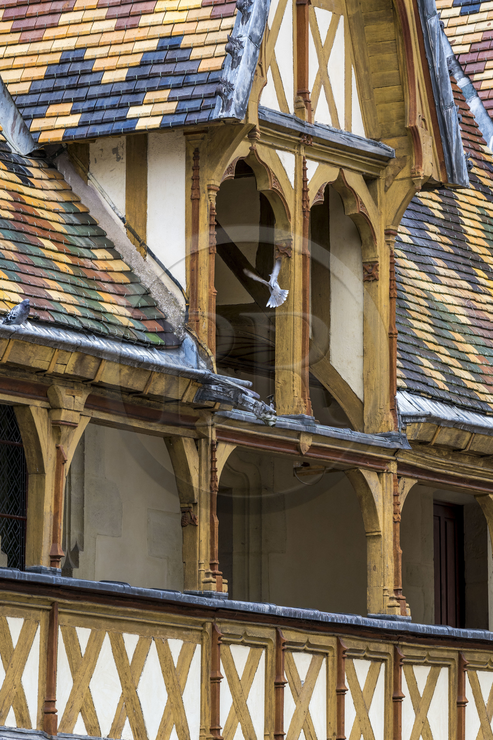 France, Côte-d'Or (21), Beaune, zone classée Patrimoine Mondial de l'UNESCO, Hospices de Beaune, l'Hôtel-Dieu, toiture en tuiles vernissées multicolores protegeant la longus galerie à arcades dans la cour d'honneur