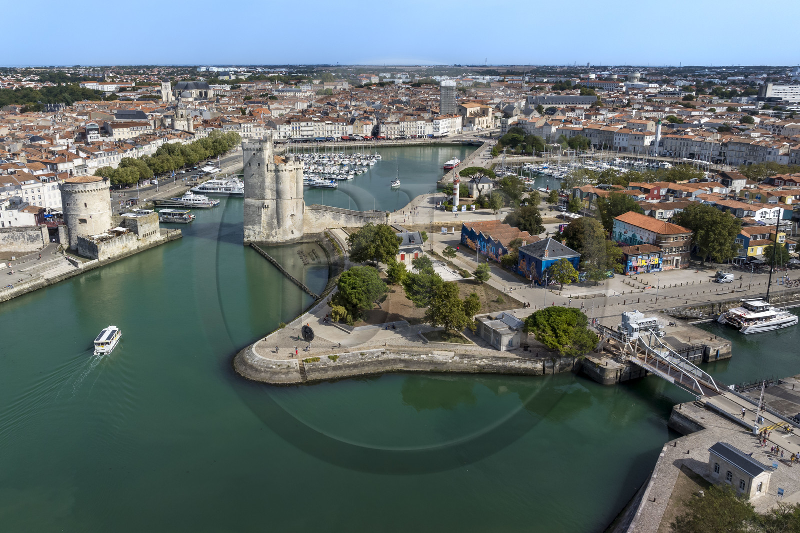 France, Charente-Maritime (17), La Rochelle, la Tour de la Chaine à gauche et la Tour Saint-Nicolas à droite protègent l'entrée du Vieux Port, le Pont levant du Gabut en avant plan (vue aérienne)