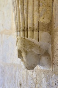 France, Charente-Maritime (17), l'ancien prieuré Saint-Jean-l'Evangéliste de Trizay appelé abbaye de Trizay abrite un centre d'art contemporain, tête support de colonne dans la salle capitulaire