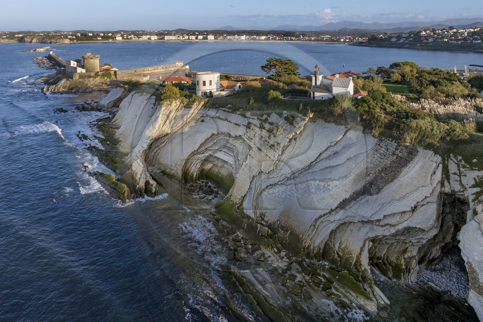 France, Pyrénées-Atlantiques (64), Pays-Basque, la Corniche Basque, Urrugne, les falaises de flysch et le fort de Socoa protégeant la baie de Saint-Jean-de-Luz en arrière plan (vue aérienne)
