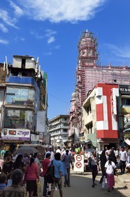 Sri Lanka, province de l'ouest, district de Colombo, Colombo, le bazar animé de Pettah dans 2nd Cross street et la mosquée rouge Jami Ul Alfar en arrière plan