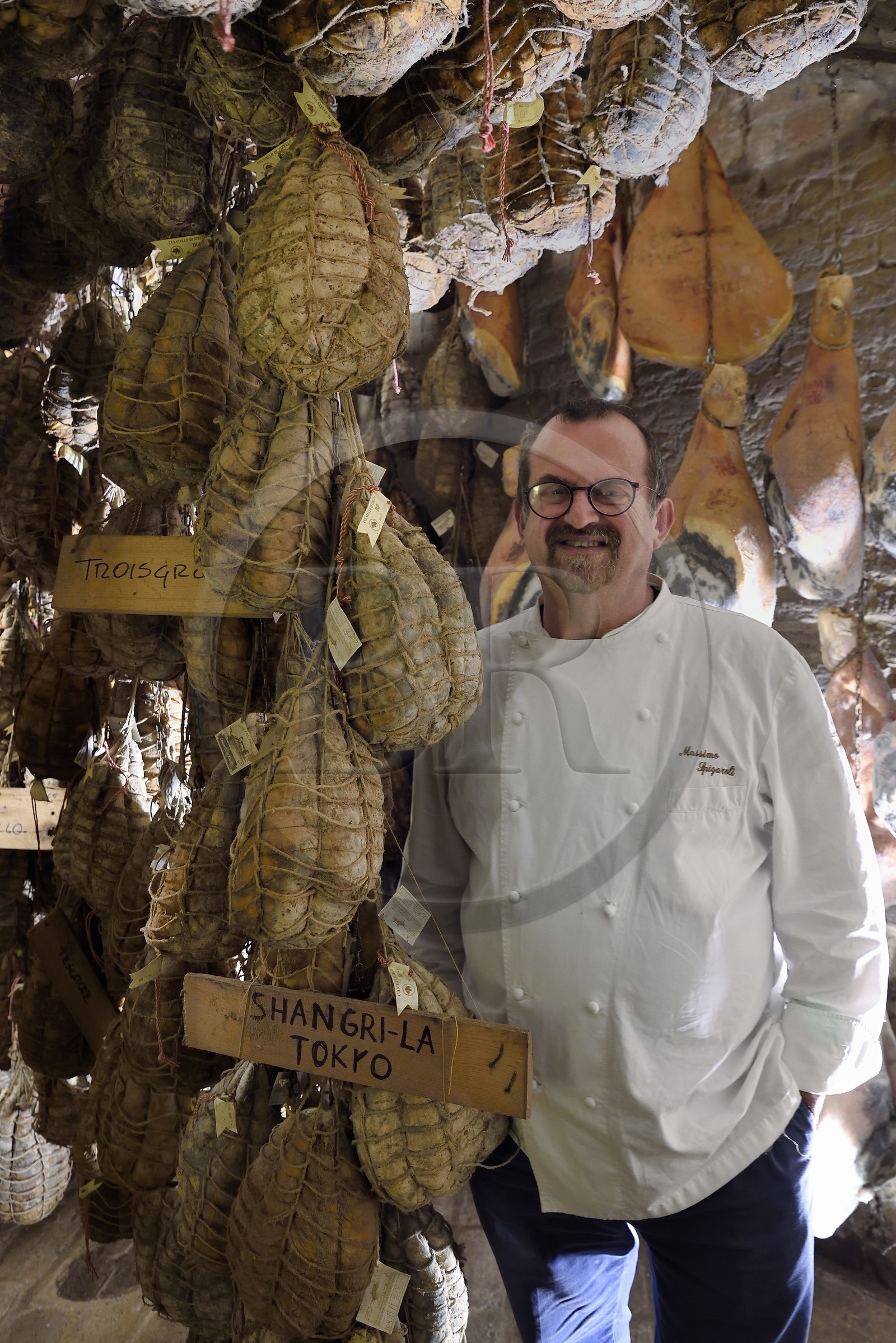 Italie, Emilie-Romagne, Polesine Zibello aux environs de Parme, Antica Corte Pallavicina, le chef Massimo Spigaroli dans sa cave d'affinage de culatello, traditionnel jambon de Parme