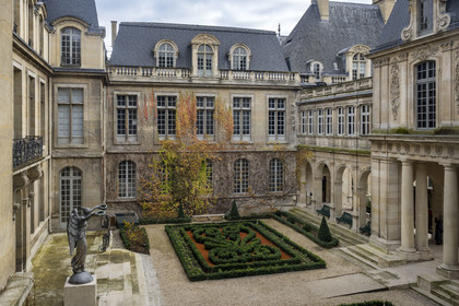 France, Paris, Marais district, Carnavalet Museum, the gardens and the original statue of Victory which sits atop the Palmier fountain on the Place du Châtelet