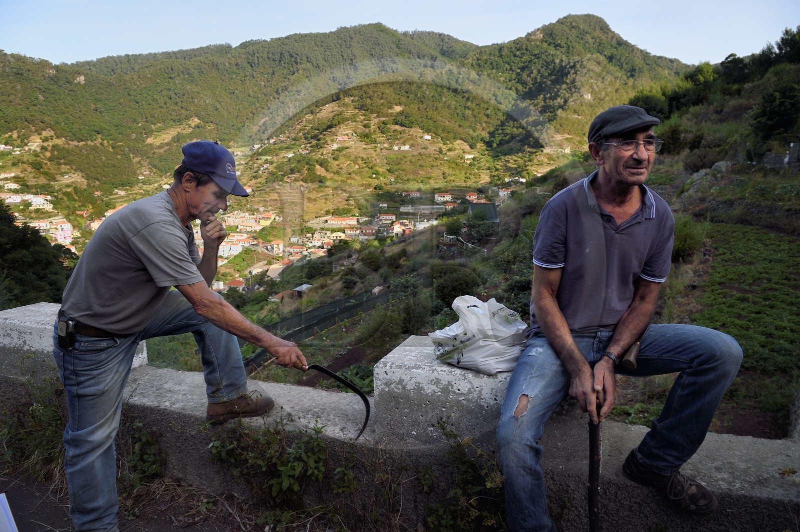 Portugal, Ile de Madère, randonnée de Machico à Porto da Cruz par le Vereda do Larano, José Vintorino et José Ribeiro travail un lopin de terre depuis qu'ils sont à la retraite