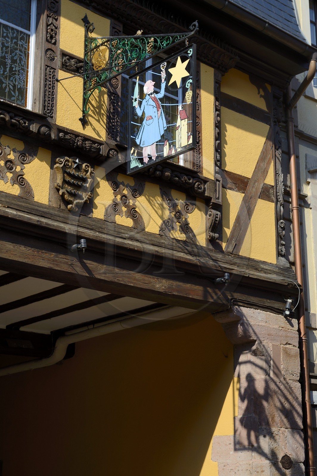 France, Haut-Rhin (68), Riquewihr, labellisé Les Plus Beaux Villages de France, enseigne de l'ancienne Auberge à l'Etoile dans la rue principale (rue du Général de Gaulle)