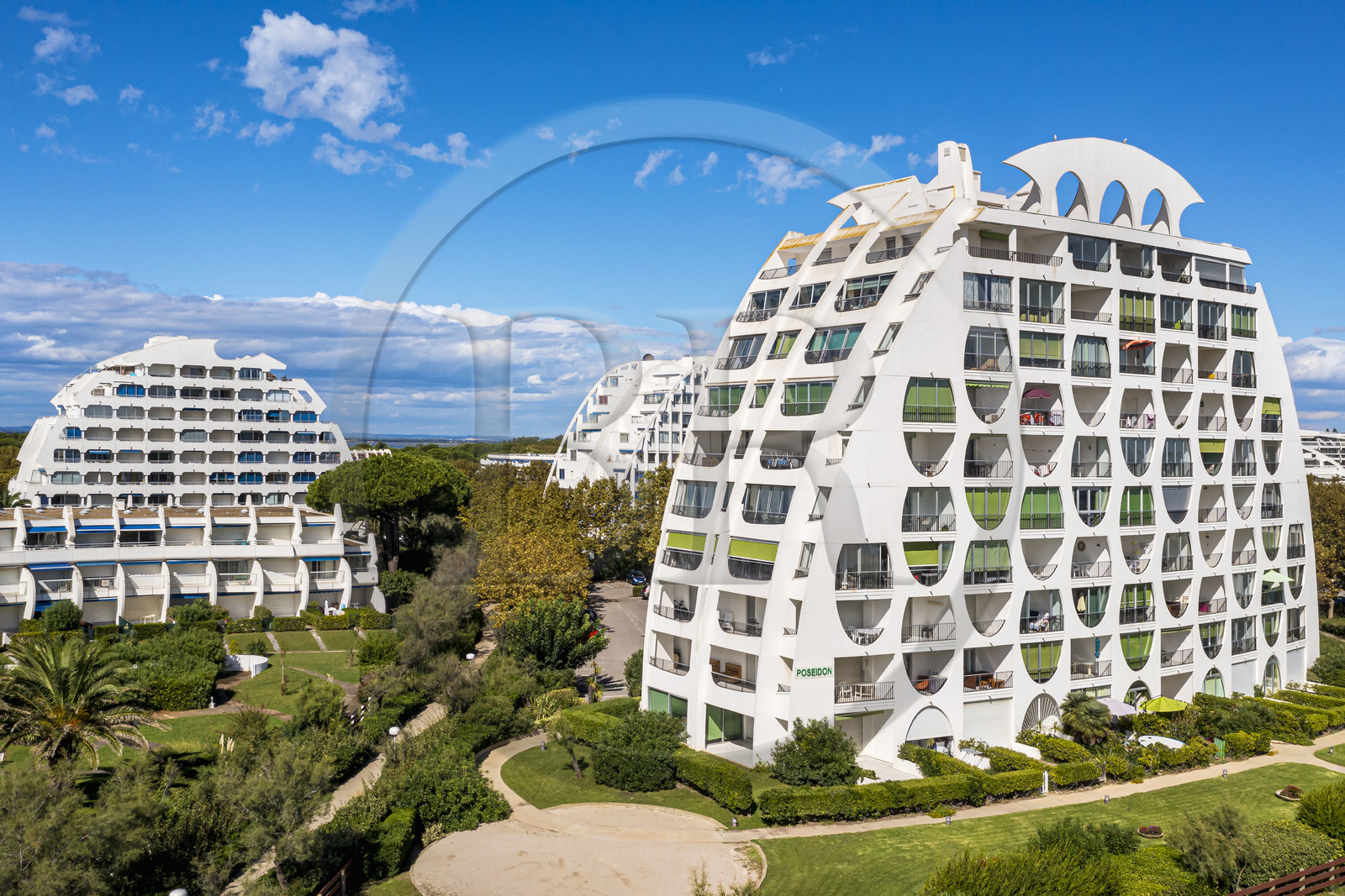 France, Hérault (34), La Grande-Motte, labellisé patrimoine du XXème siècle, quartier du Couchant à l'ouest du port, l'immeuble Le Poseidon des architectes Gilles et Jean Balladur au premier plan (vue aérienne)