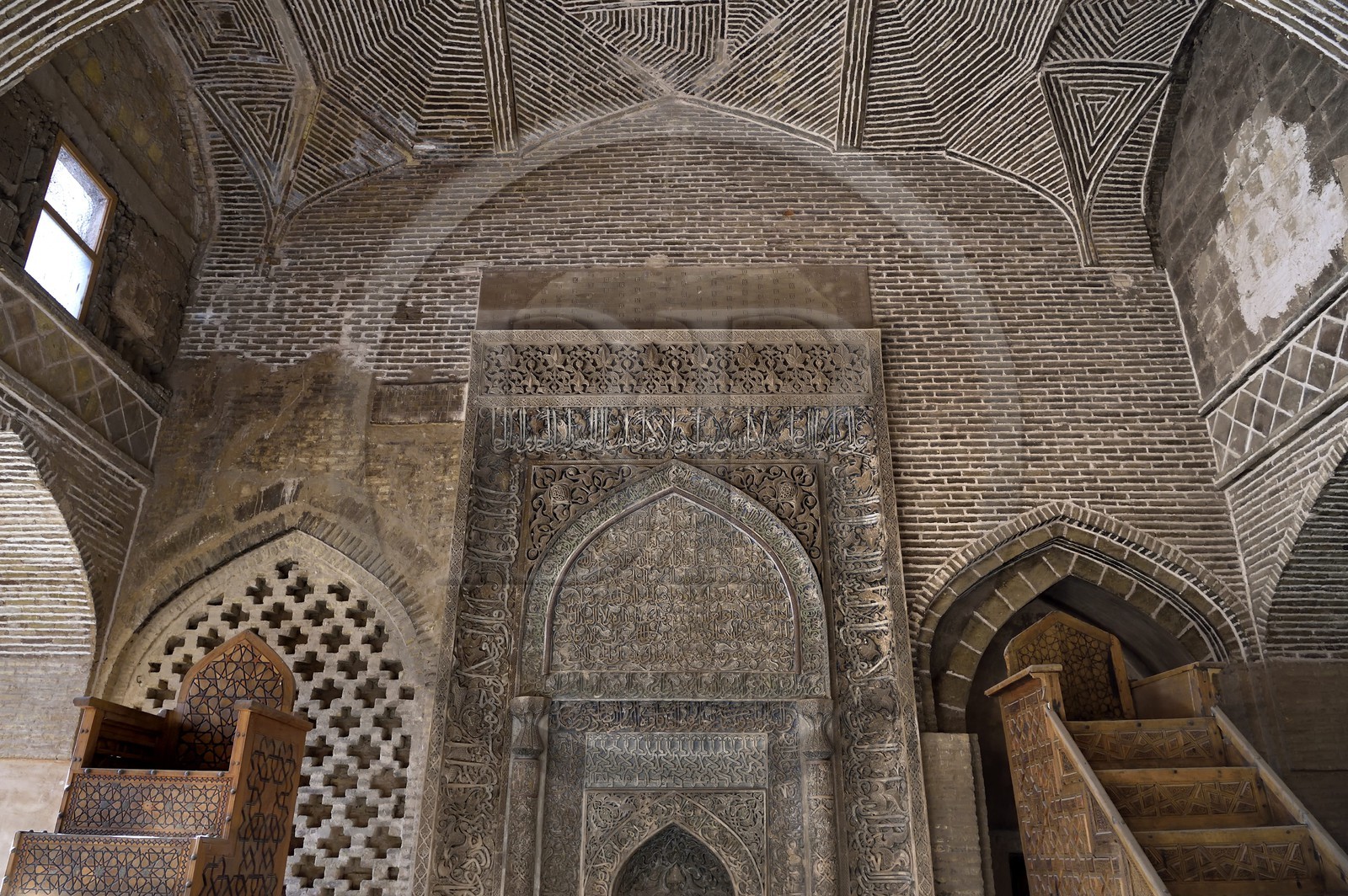 Iran, province d'Ispahan, Ispahan, Mosquée Jame, grande mosquée d'Ispahan dite aussi mosquée du vendredi, chabestan, salle du sultan Uljaitu, deux mimbar et mihrab en stuc (au centre) où les inscriptions coraniques se mêlent aux motifs floraux