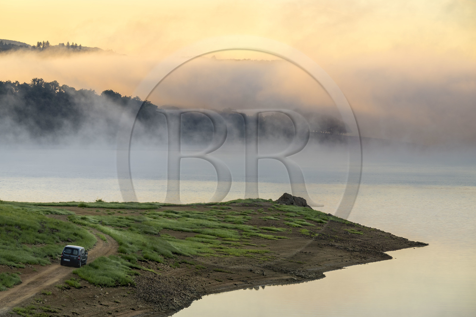 France, Nièvre (58), Parc naturel régional du Morvan, Chaumard, lac de Pannecière  dans la brume du petit matin