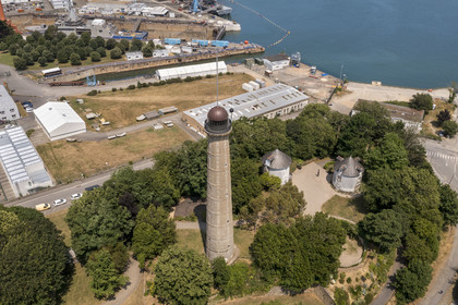 Morbihan (56), Lorient, l’Enclos du port, La tour de la découverte et les installations de Naval Group en arrière plan (vue aérienne)