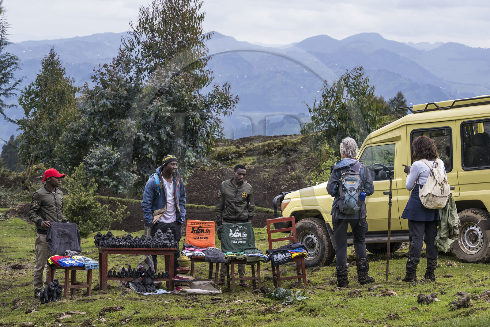 Rwanda, Province du Nord, District de Musanze (Ruhengeri), vente d'objets touristiques et autres souvenirs sur les pentes du mont Karisimbi dans les montagnes des Virunga à la sortie du Parc national des Volcans où vivent les gorilles