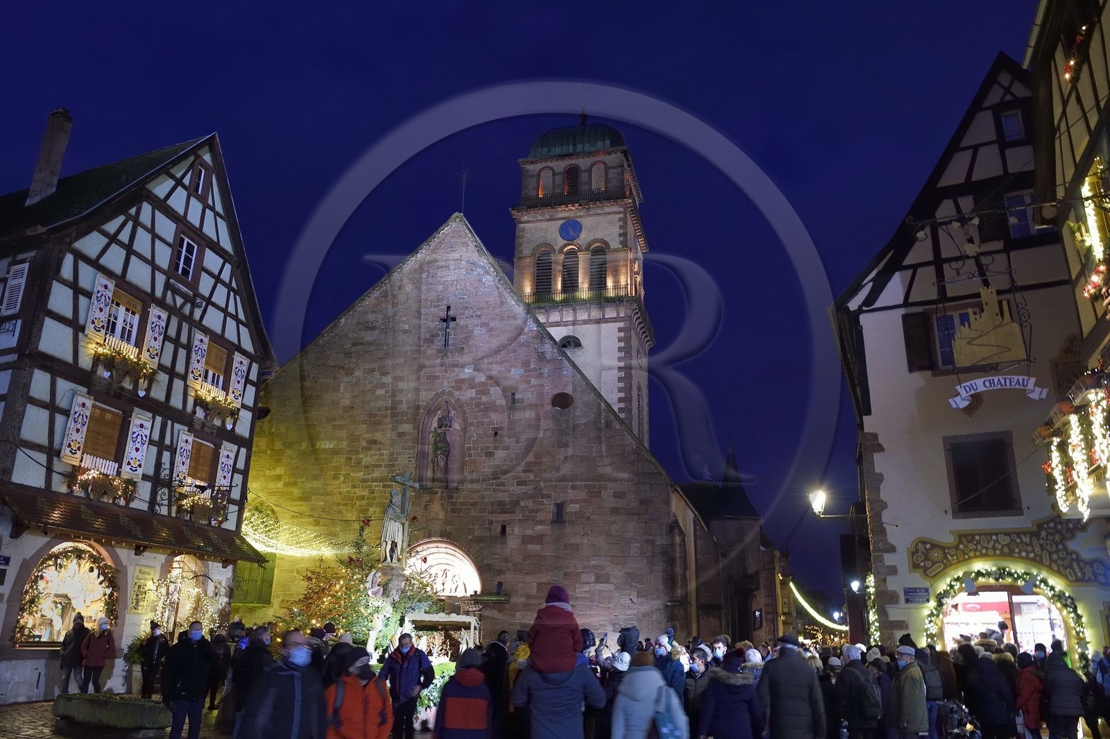 France, Haut-Rhin (68), Kaysersberg, maison à pans de bois et statue de Saint Constantin sur la place du Vieux Marché à Noël, l'église Sainte Croix en arrière plan
