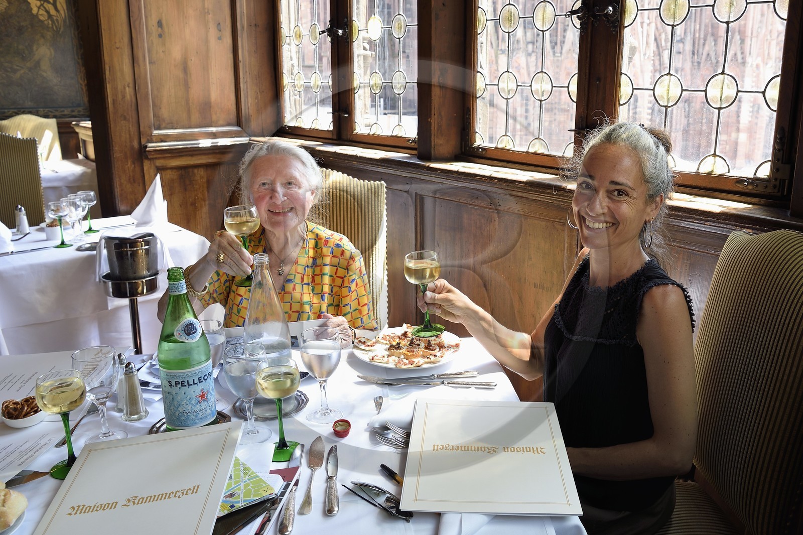France, Bas-Rhin (67), Strasbourg, vieille ville classée au Patrimoine Mondial de l'UNESCO, Jeanne Loesch (à gauche) conteuse, chantre de l'alsacien et amoureuse de sa ville