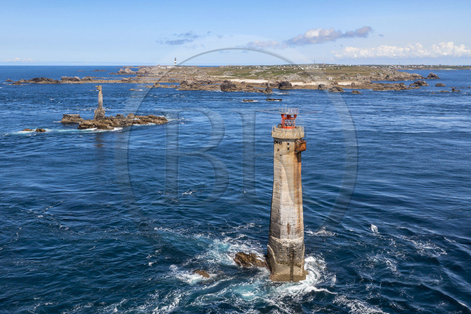 France, Finistère (29), Mer d'Iroise, Ile d'Ouessant, Pointe de Pern, phare de Nividic et le phare du Créac’h en arrière plan (vue aérienne)