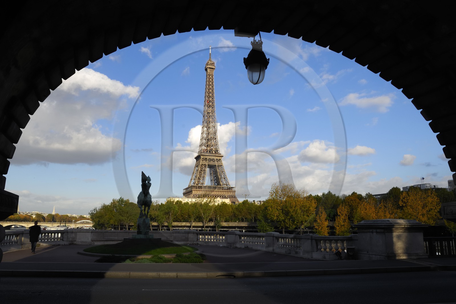 France, Paris (75), la Tour Eiffel vue du pont de Bir-Hakeim