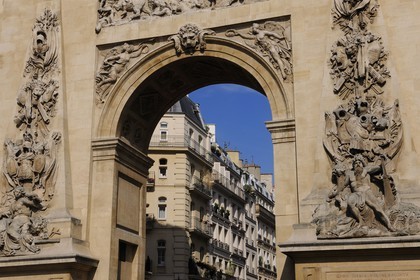 France, Paris (75), la porte Saint-Denis commanditée par Louis XIV et immeubles de la rue du faubourg Saint-Denis boulevard Bonne nouvelle