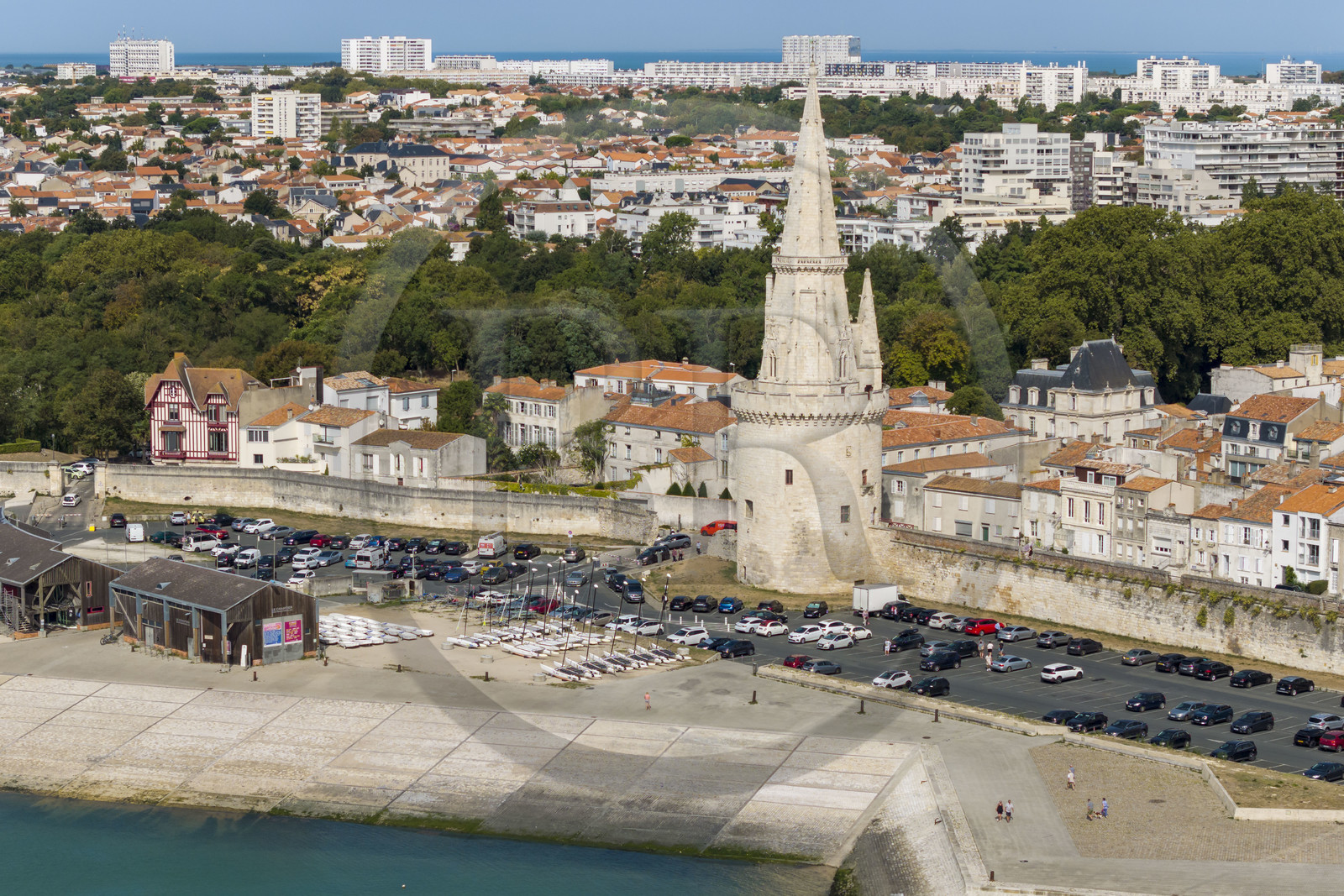 France, Charente-Maritime (17), La Rochelle, à l'entrée Vieux Port, la tour de la Lanterne (vue aérienne)