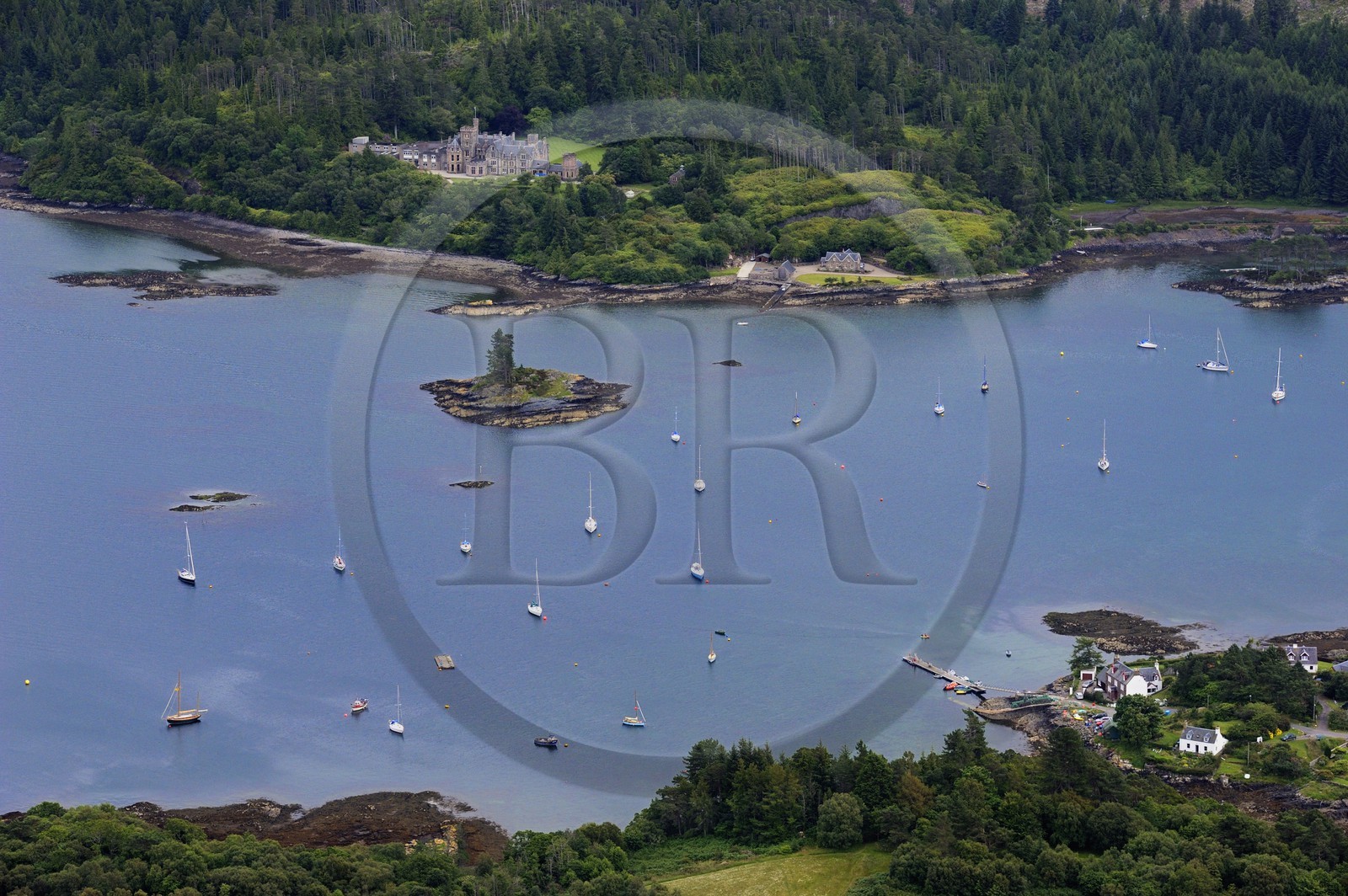 Royaume-Uni, Ecosse, Highland, Loch Carron, le village de Plockton et le chateau de Duncraig (vue aérienne)