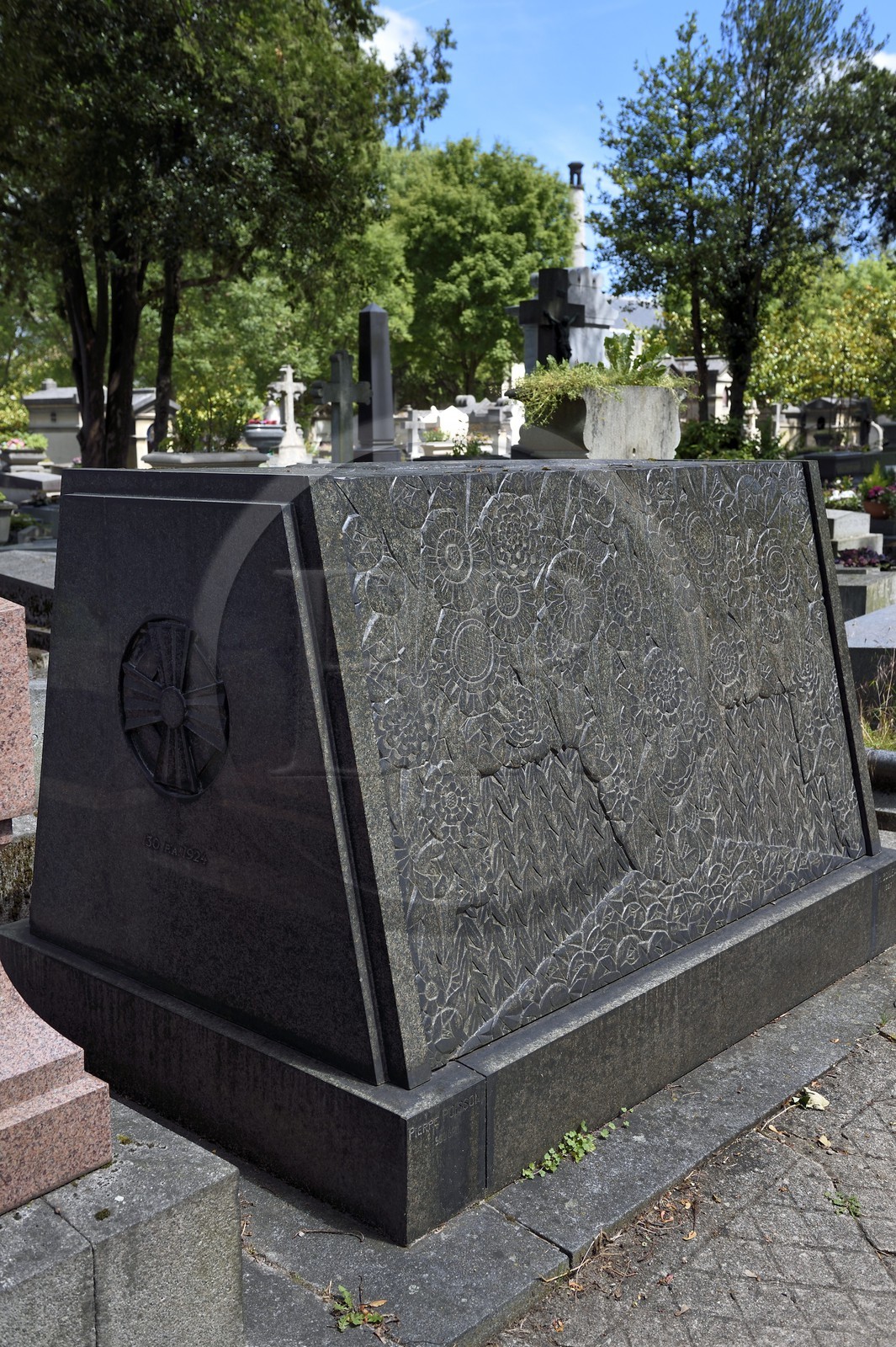 France, Paris (75), cimetière du Père-Lachaise, tombe Art nouveau de la famille Laporte par le sculpteur Pierre Poisson