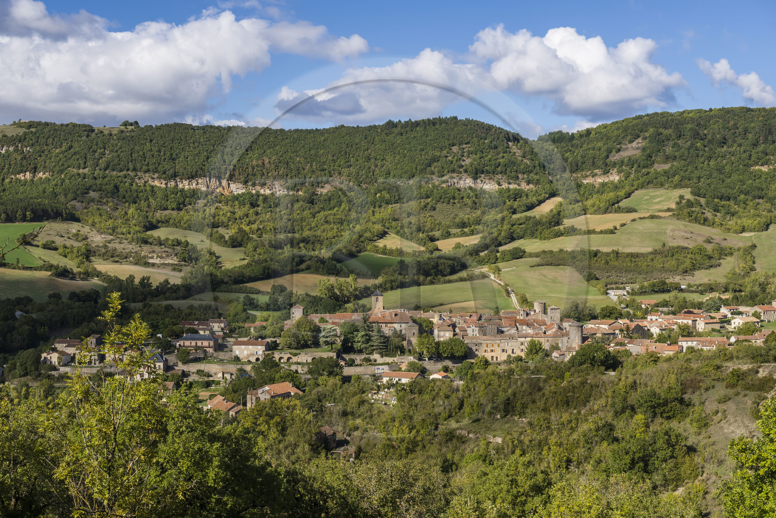 France, Aveyron (12), Causses et les Cévennes, paysage culturel de l'agro-pastoralisme méditerranéen, classés Patrimoine Mondial de l'UNESCO, Sainte-Eulalie-de-Cernon sur la route de Saint-Jacques-de-Compostelle