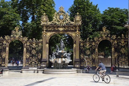 France, Meurthe-et-Moselle (54), Nancy, place Stanislas (ancienne Place Royale) construite par Stanislas Leszczynski, roi de Pologne et dernier duc de Lorraine au XVIIIe siècle, classée Patrimoine Mondial de l'UNESCO, fontaine d'Amphitrite et grille en feuille d'or de Jean Lamour