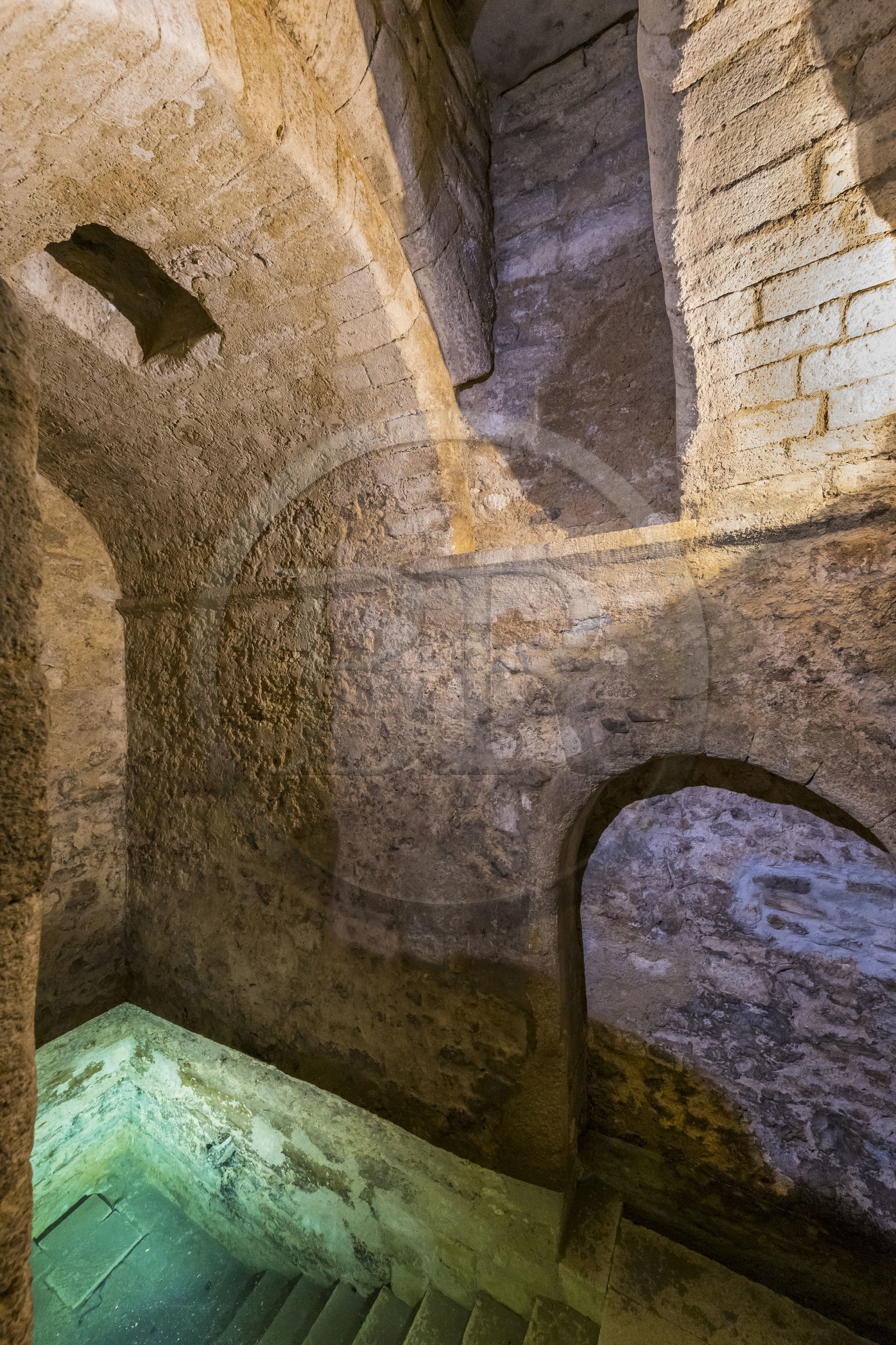 France, Hérault (34), Montpellier, centre historique appelé l’Ecusson, au sous-sol d'un immeuble de la rue de la Barralerie, le mikvé médiéval, bain rituel juif de purification du XIIIème siècle parmi les mieux conservés, est alimenté par une nappe d'eau souterraine constamment renouvelée