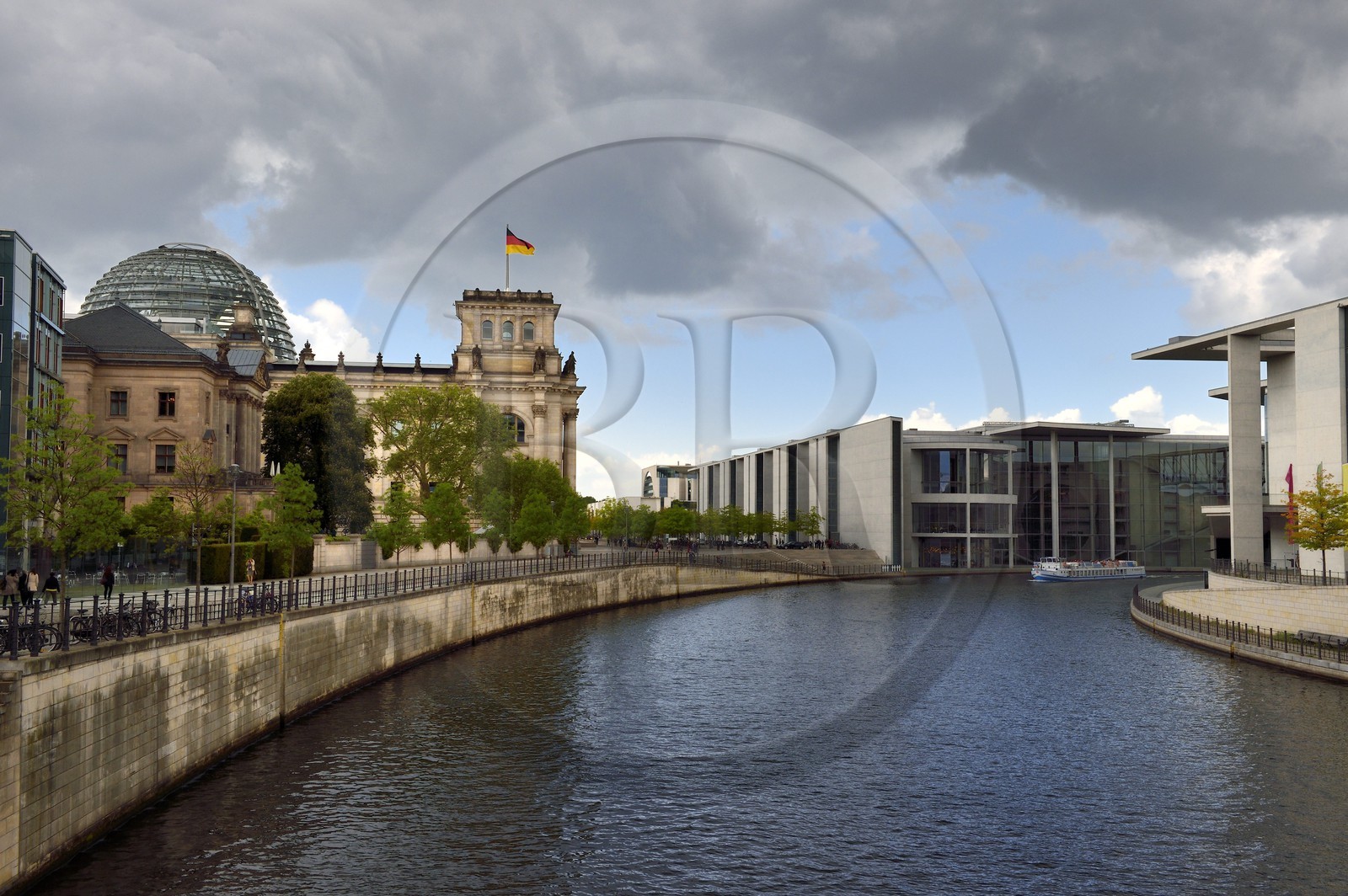 Allemagne, Berlin, le Reichstag avec le dome en verre du Bundestag (parlement allemand depuis 1999) de l'architecte Sir Norman Foster à gauche, batiments du nouveau complexe parlementaire le Paul-Lobe Haus et le Marie Elisabeth-Luders Haus à droite par l'architecte Stephan Braunfels sur les berges de la rivière Spree