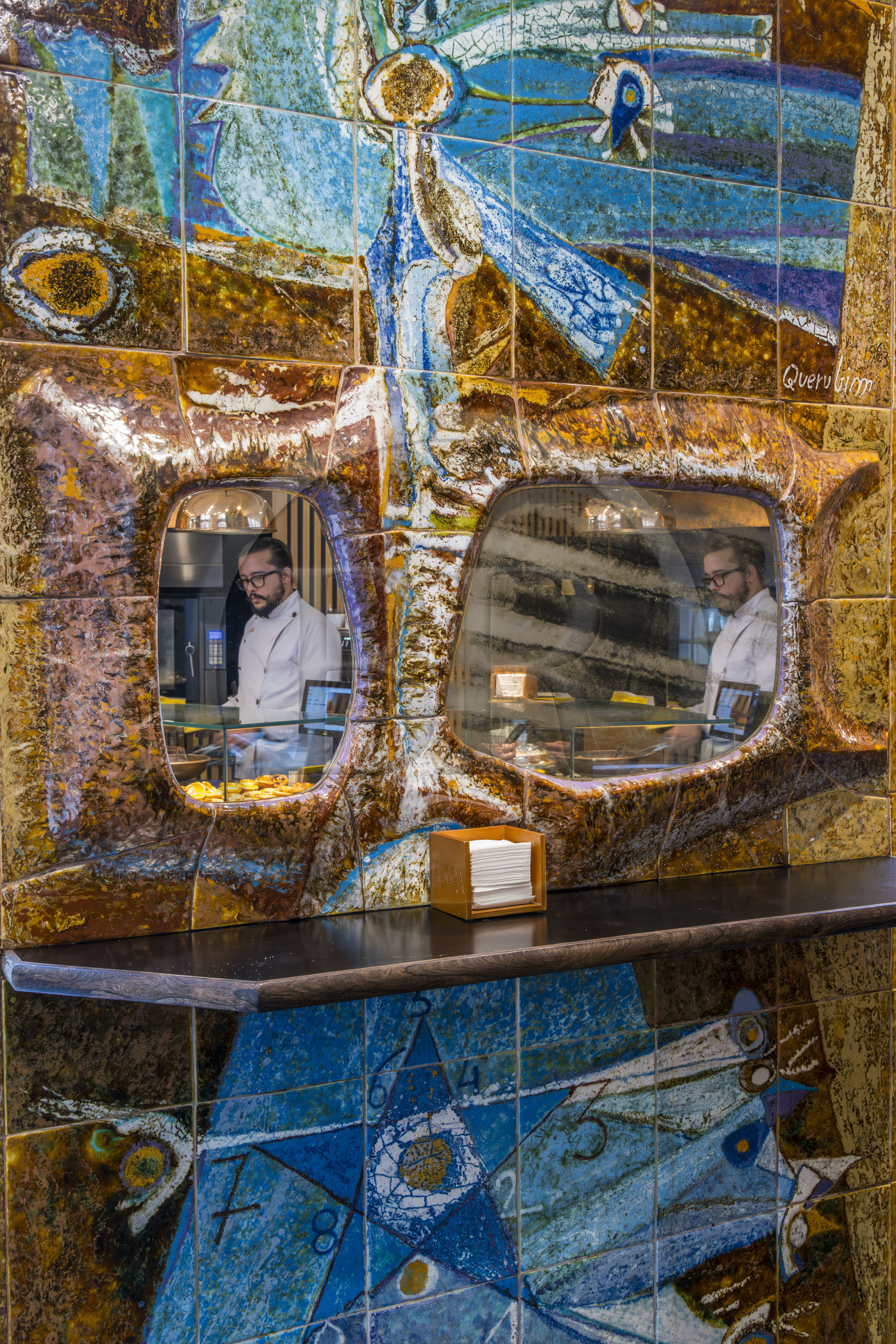 Portugal, Lisbonne, Bairro Alto, la patisserie Alcôa dans une boutique dont les murs sont recouverts d'azulejos du céramiste Querubim Lapa