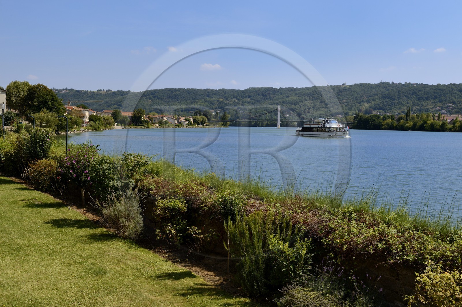France, Rhône (69), Condrieu, petit bateau de croisière le Rhône vu depuis l'Hôtel-restaurant Le Beau Rivage