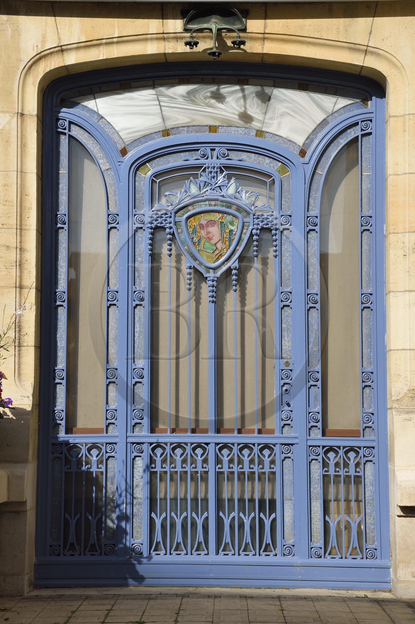 France, Meurthe-et-Moselle (54), Nancy, musée de l'Ecole de Nancy dans l'ancienne propriété d'Eugène Corbin, vitrail sur la porte principale