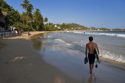 Sri Lanka, Province du Sud, Matara (district), Weligama, plage de Mirissa, surfeur