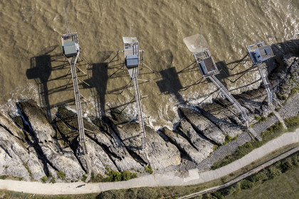France, Charente-Maritime (17), région de Royan, Saint-Palais-sur-Mer, cabanes de pêche traditionnelle au carrelet à l'embouchure de l'estuaire de la Gironde, sentier des douaniers qui longe le littoral