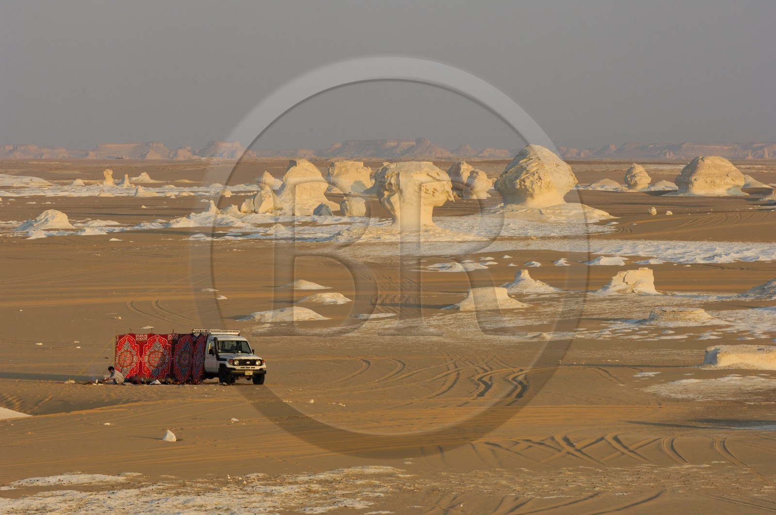 Egypte, désert libyque, bivouac dans le Désert Blanc au nord de Farafra Egypte, désert libyque, bivouac dans le Désert Blanc au nord de Farafra