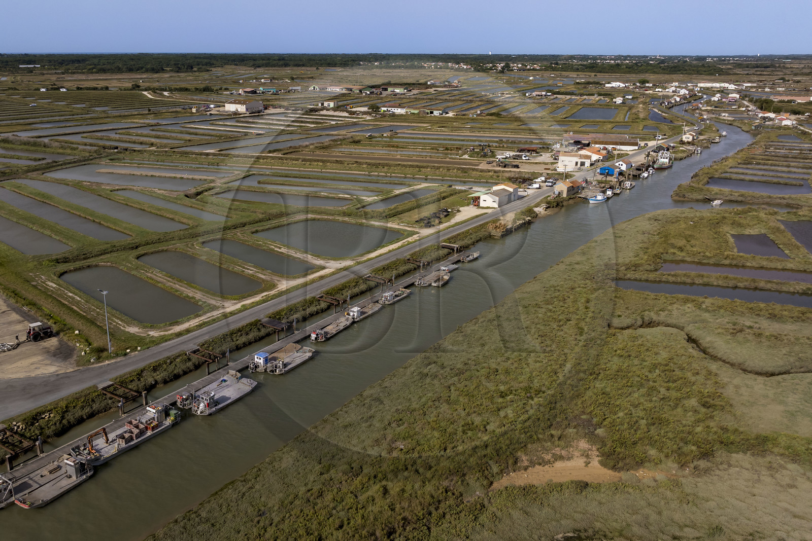 France, Charente-Maritime (17), Ile d'Oléron, Dolus-d’Oléron, le port ostréicole du Chenal d'Arceau