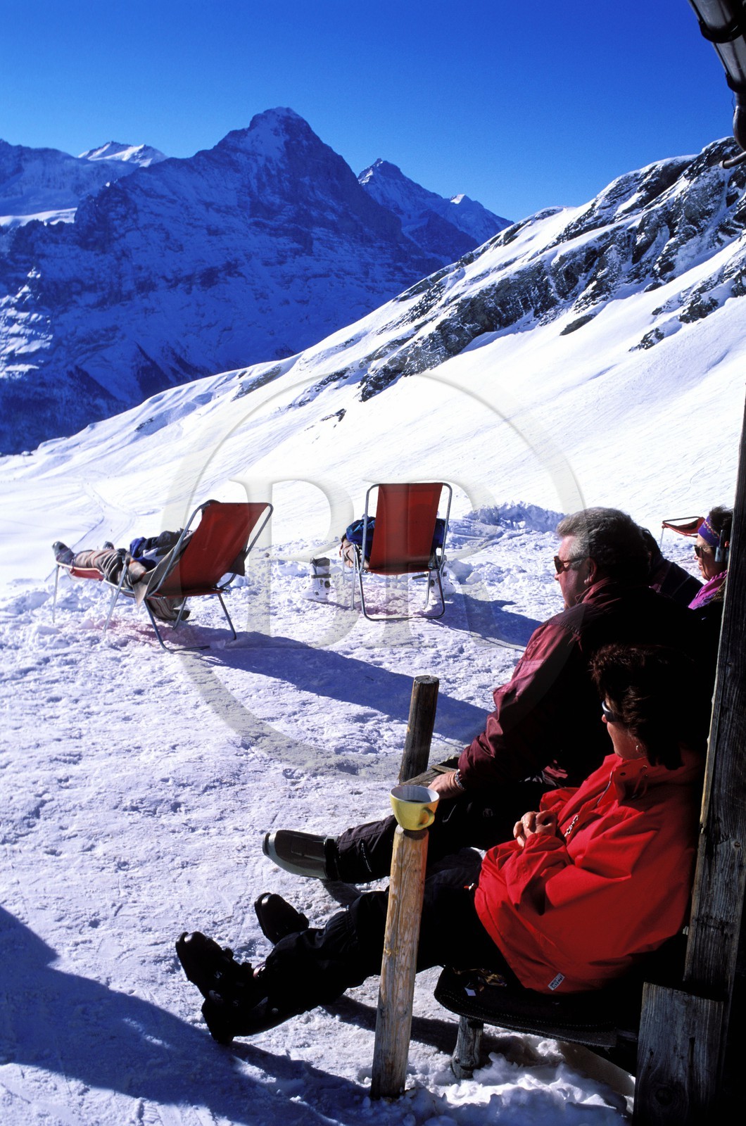 Suisse, région de Bern (Oberland Bernois), Grindelwald, repos du skieur au sommet du ìFirst (2501m)