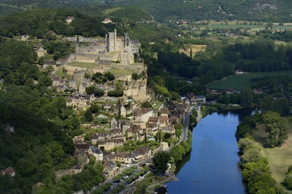 France, Dordogne (24), Périgord Noir, vallée de la Dordogne, Beynac-et-Cazenac, labellisé Les Plus Beaux Villages de France, château sur un éperon rocheux au dessus de la rivière Dordogne (vue aérienne)